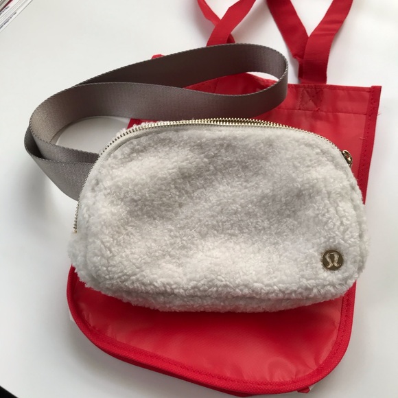 ✨NWT Lululemon Everywhere Fleece Belt Bag - Ivory - Picture 5 of 5